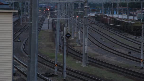 Passagerare diesel tåget anländer till stationen — Stockvideo