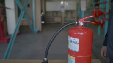 Bir yangın söndürücü kullanımı eğitmen öğretir