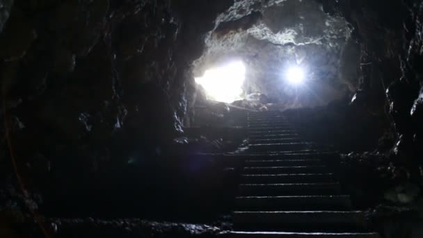 Scale e uscita dalla grotta sotterranea — Video Stock