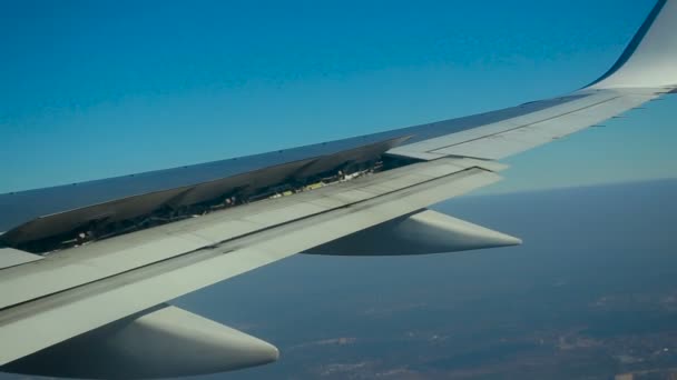 Un vistazo de cerca al alerón de los aviones — Vídeos de Stock