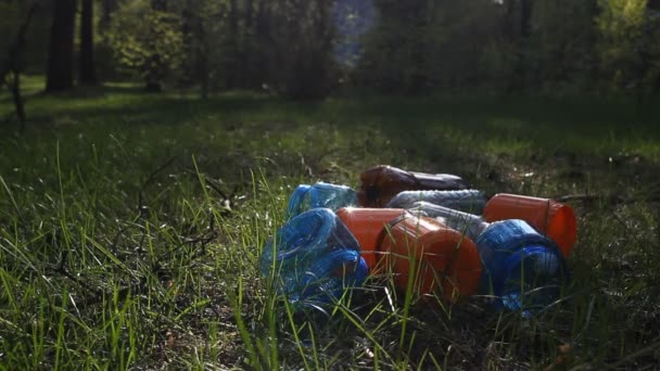 Ein Mann Geht Durch Einen Müllhaufen Wald Verschmutzung Der Natur — Stockvideo