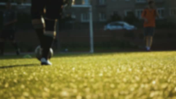 Fotboll goalee passerar bollen i slow motion, dimsyn — Stockvideo