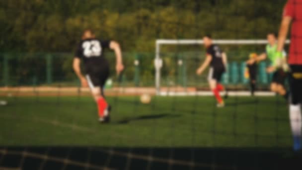 Fotboll spelare attacker, Amatör spelet på liten stadion i slow motion, dimsyn — Stockvideo