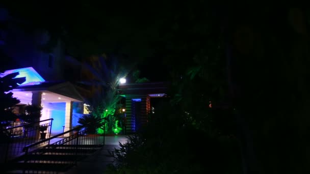 在晚上的酒店领土 — 图库视频影像