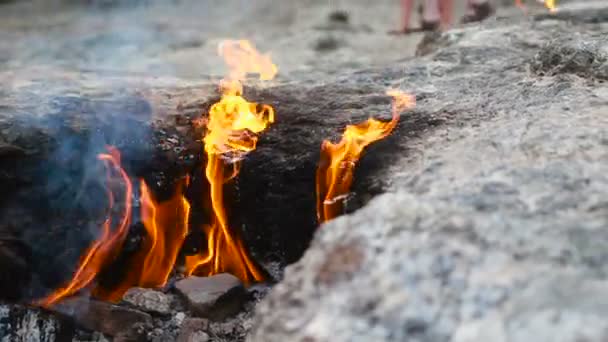 Огонь горит из-под камней — стоковое видео