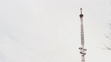 Yorgun çalışan kask başından kaldırır ve alnına telefon kulesi arkası karşı gelen ter bezleri