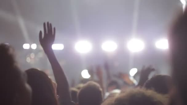 O cantor canta no palco, as pessoas acenando com as mãos — Vídeo de Stock