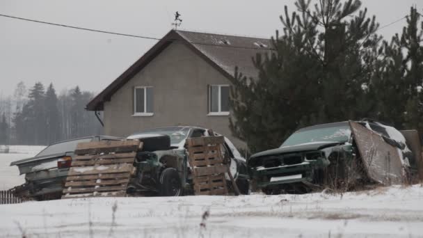 Viejos coches desmantelados, invierno, auto desmantelamiento — Vídeos de Stock