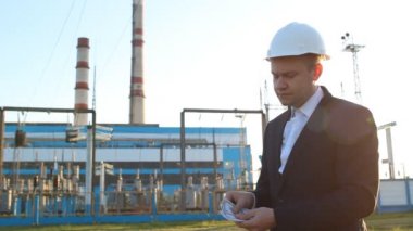 mühendis Şef para dolar bir santral karşı sayar