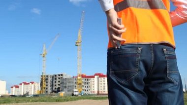 Baş Müfettiş pantolon, arka plan yapımında arka cebinde para bırakır