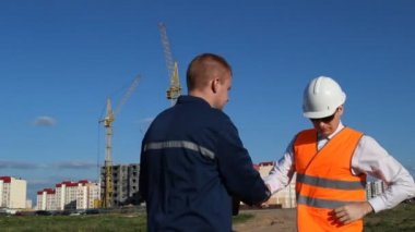 Bir çalışan için imza Baş Müfettiş, arka planını bir konut inşaatı için belgeler getiriyor