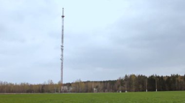 Doğa arka planı çok yüksek televizyon kulesi