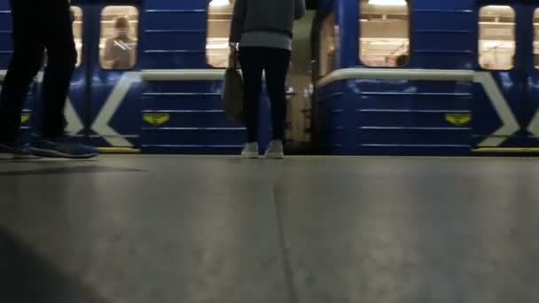 Минск - 14 июня 2018 года: метро Минска, неопределившиеся люди садятся в поезд метро на станции Грушевка и отправляются — стоковое видео