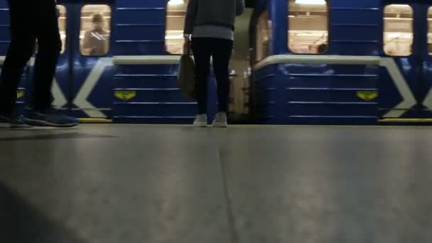 MINSK, BELARUS - 14 DE JUNIO DE 2018: metro de Minsk, personas indefinidas abordar el tren del metro en la estación de Grushevka y la salida — Vídeo de stock