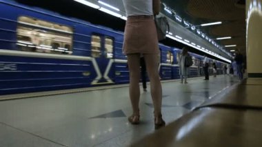 Minsk, Beyaz Rusya - 14 Haziran 2018: Minsk, Grushevka İstasyonu, metro tanımsız insanlar Tren ve tnen kurulu varış için tren ve ayrılış bekliyor