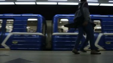 Minsk, Beyaz Rusya - 14 Haziran 2018: Minsk, Grushevka İstasyonu, Metro tanımsız insanlar arabaları metro ve kalkış kurulu