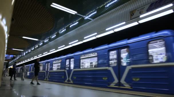 MINSK, BELARUS - JUNHO 14, 2018: metrô de Minsk, pessoas indefinidas a bordo do trem de metrô na estação de Grushevka e partida — Vídeo de Stock