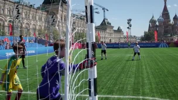 Dzieci Grać Piłkę Nożną Placu Czerwonego Podczas Turniej Międzynarodowej Piłki — Wideo stockowe