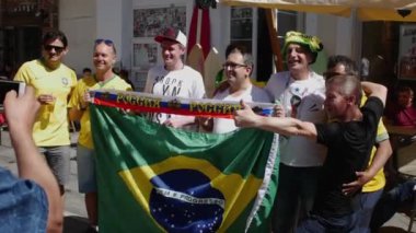 Moskova, Rusya - 2 Temmuz 2018: hayranları Brezilya bayrağı ile fotoğraf çekmek