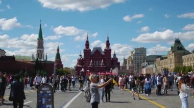 Moskova, Rusya - 2 Temmuz 2018: tanımsız kız 21 FIFA Dünya Kupası sırasında Kızıl Meydanı'nda bir selfie yapar