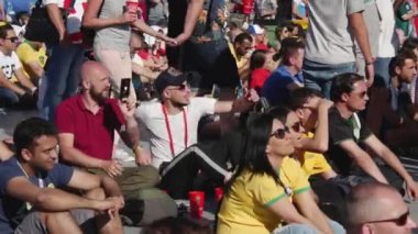 Moskova, Rusya - 2 Temmuz 2018: fanlar futbol maçı Brezilya-Meksika 21 FIFA Dünya Kupası sırasında arasında büyük ekranda izlemek