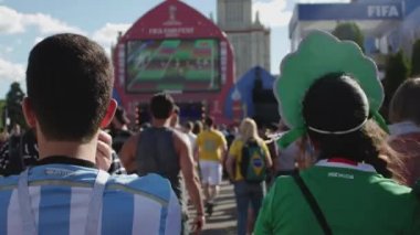 Moskova, Rusya - 2 Temmuz 2018: fanlar futbol maçı Brezilya-Meksika 21 FIFA Dünya Kupası sırasında arasında büyük ekranda izlemek