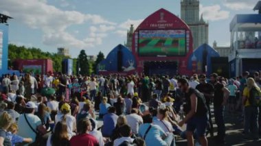 Moskova, Rusya - 2 Temmuz 2018: fanlar futbol maçı Brezilya-Meksika 21 FIFA Dünya Kupası sırasında arasında büyük ekranda izlemek