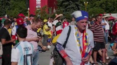 Moskova, Rusya - 2 Temmuz 2018: fanlar futbol maçı Brezilya-Meksika 21 FIFA Dünya Kupası sırasında arasında büyük ekranda izlemek