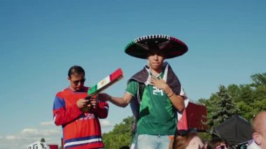 Moskova, Rusya - 2 Temmuz 2018: fanlar futbol maçı Brezilya-Meksika 21 FIFA Dünya Kupası sırasında arasında büyük ekranda izlemek