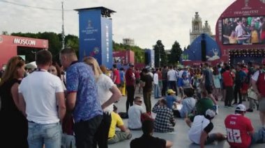 Moskova, Rusya - 2 Temmuz 2018: fanlar futbol maçı Brezilya-Meksika 21 FIFA Dünya Kupası sırasında arasında büyük ekranda izlemek