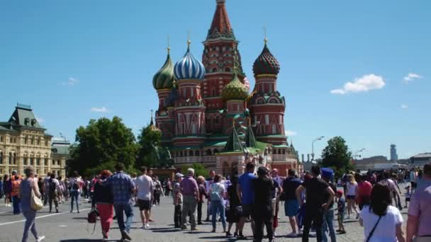 MOSCA, RUSSIA - 2 LUGLIO 2018: turisti e appassionati di calcio passeggiano per Piazza Rossa durante la XXI Coppa del Mondo FIFA — Video Stock