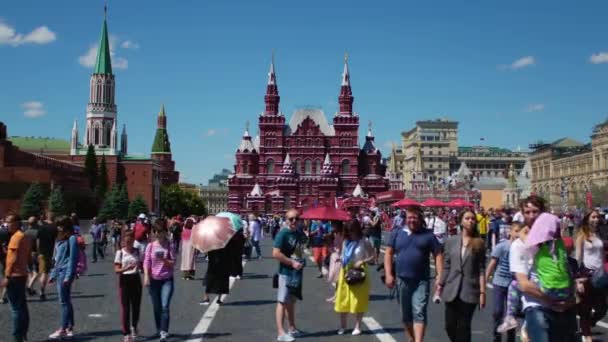 MOSCOW, RUSSIA - JULY 2, 2018: Turister og fotballfans går rundt på Den røde plass under det 21. verdensmesterskapet i fotball – stockvideo