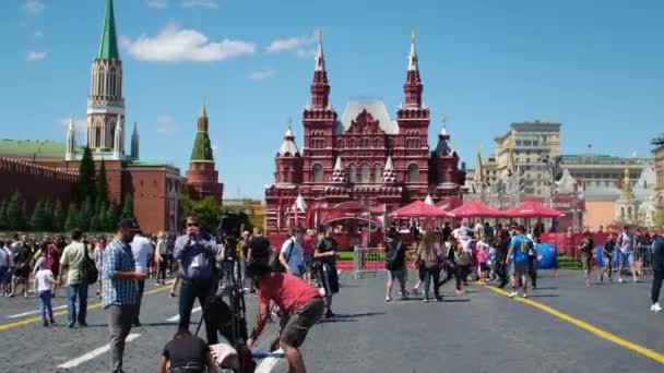 Moskva, Ryssland - 2 juli 2018: okänd tryck på Röda torget under 21 Fifa World Cup — Stockvideo