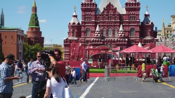 MOSCÚ, RUSIA - 2 de julio de 2018: camarógrafo y su equipo de medios de comunicación indefinidos en la Plaza Roja durante la 21ª Copa Mundial de la FIFA — Vídeo de stock