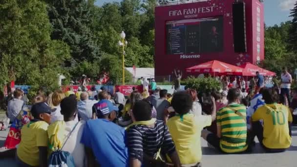 MOSCÚ, RUSIA - 2 DE JULIO DE 2018: los aficionados ven partidos de fútbol en pantalla grande entre Brasil y México durante la 21ª Copa Mundial de la FIFA — Vídeos de Stock