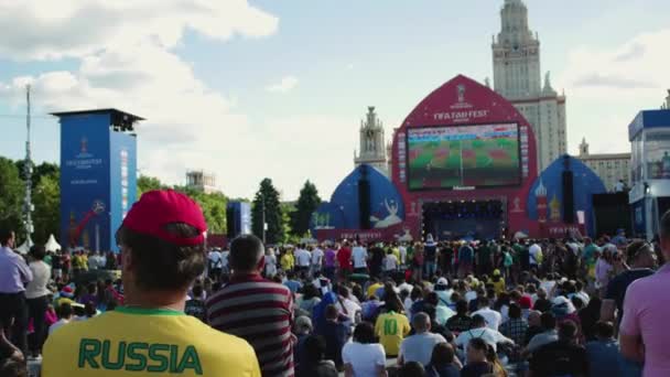 MOSCOU, RUSSIE - 2 JUILLET 2018 : les fans regardent le match de football sur grand écran entre le Brésil et le Mexique lors de la 21e Coupe du monde de la FIFA — Video