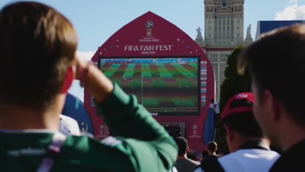 MOSCOW, RÚSSIA - JULHO 2, 2018: torcedores assistem jogo de futebol em tela grande entre Brasil e México durante a XXI Copa do Mundo FIFA — Vídeo de Stock