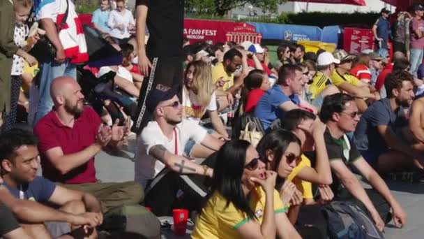 Moskou, Rusland - 2 juli 2018: fans kijken naar voetbalwedstrijd op groot scherm tussen Brazilië en Mexico tijdens de 21ste Fifa World Cup — Stockvideo