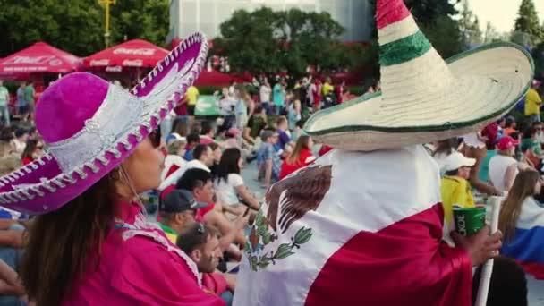 MOSCOW, RUSSIA - JULY 2, 2018: fans ser fotball på storskjerm mellom Brasil og Mexico under det 21. verdensmesterskapet i fotball – stockvideo