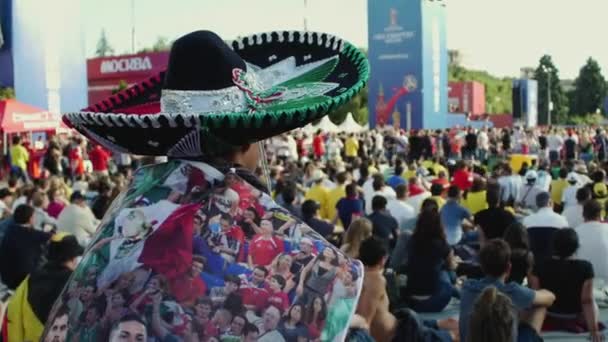 MOSCÚ, RUSIA - 2 DE JULIO DE 2018: los aficionados ven partidos de fútbol en pantalla grande entre Brasil y México durante la 21ª Copa Mundial de la FIFA — Vídeos de Stock