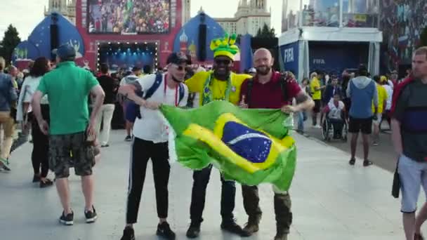 Moskva, Rusko - 2. července 2018: fanoušci fotit s brazilskou vlajkou během 21 mistrovství světa ve fotbale — Stock video
