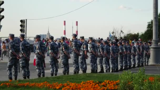 Μόσχα, Ρωσία - 2 Ιουλίου 2018: Ρωσική αστυνομία cordon μετά από το παιχνίδι ποδοσφαίρου μεταξύ της Βραζιλίας και του Μεξικού κατά τη διάρκεια το 21ο Παγκόσμιο Κύπελλο της Fifa — Αρχείο Βίντεο