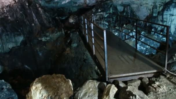 Ponte dentro da caverna subterrânea — Vídeo de Stock