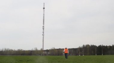 Siyah bir maske giyen hırsız bir ip ile bir telefon radyo kulesinden arka plan üzerinde geliyor.