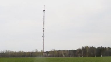 Bir telefon kulesi arka plan üzerinde bir ip ile maskeli hırsız çaldı