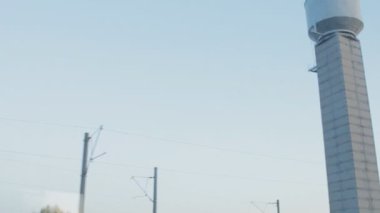 Tren Tren penceresinden görünümü bir kazan dairesi boru geçer