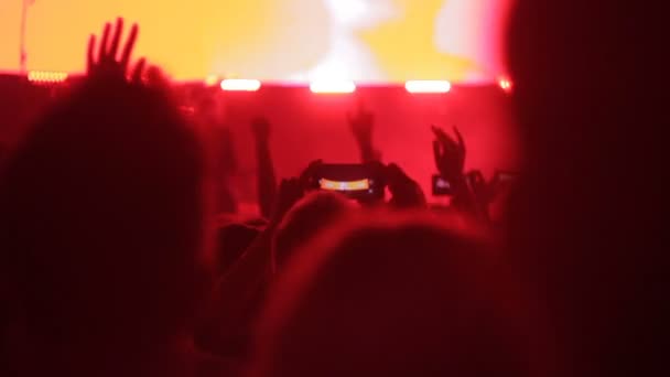 Los espectadores toman un concierto por teléfono — Vídeo de stock
