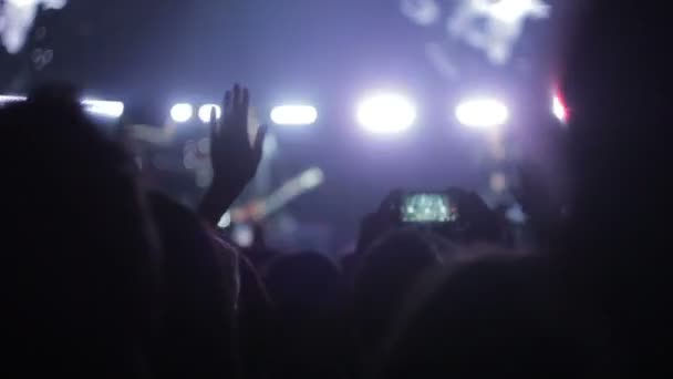 Los espectadores toman un concierto por teléfono — Vídeo de stock