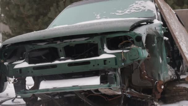 Viejo coche desmantelado en el vertedero, invierno, ventisca, primer plano — Vídeo de stock