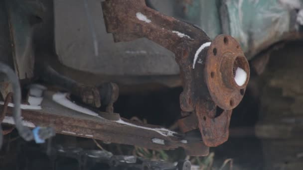 生锈的汽车零件在垃圾场, 特写, 冬天 — 图库视频影像